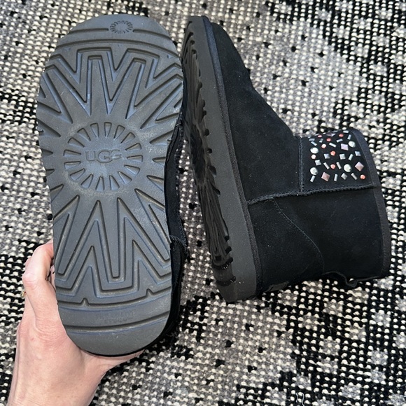 NEW UGGS CLASSIC MINI II STUD JEWELS BLACK BOOTS - WOMENS SIZE 10 - Picture 9 of 11